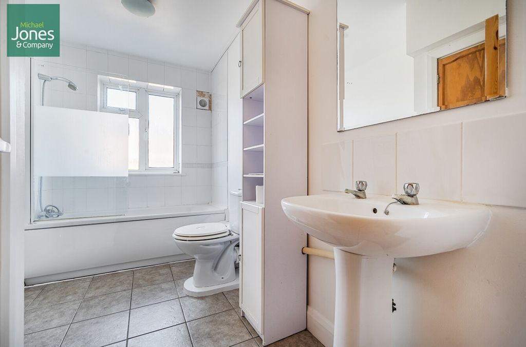 Property photo 3 of 9 Bathroom