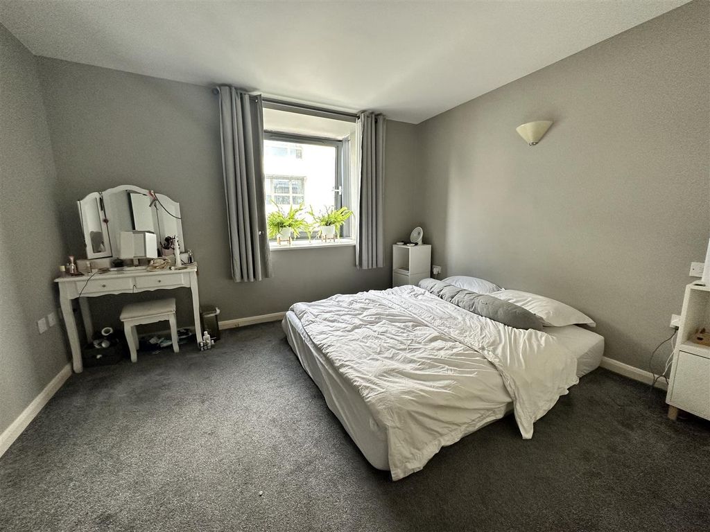 Property photo 1 of 20 Bright, Spacious Bedroom With Stylish Vanity....