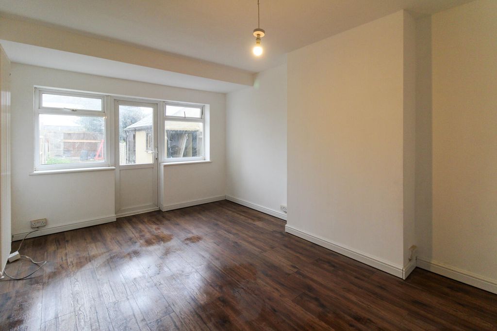 Property photo 2 of 7 Living Room