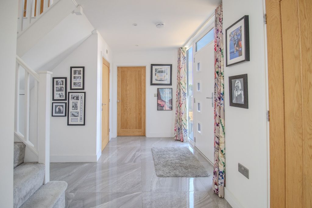Property photo 3 of 32 5213393
