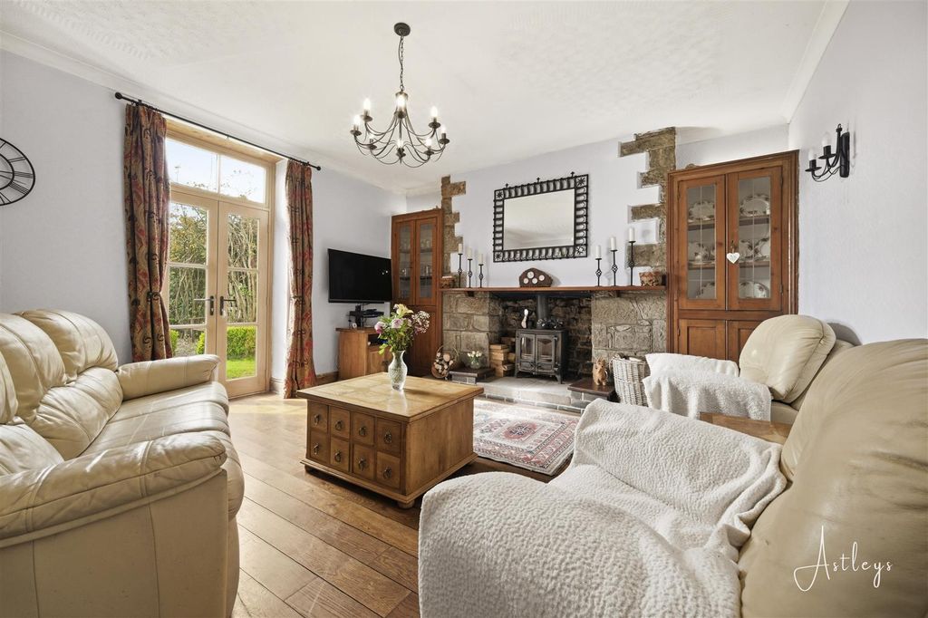 Property photo 3 of 43 Lounge