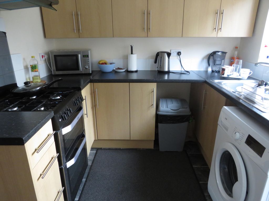 Property photo 2 of 6 Kitchen
