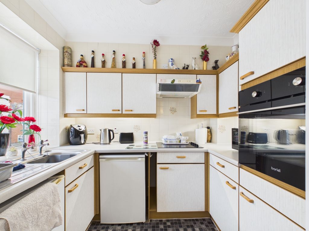 Property photo 2 of 13 Kitchen (1)