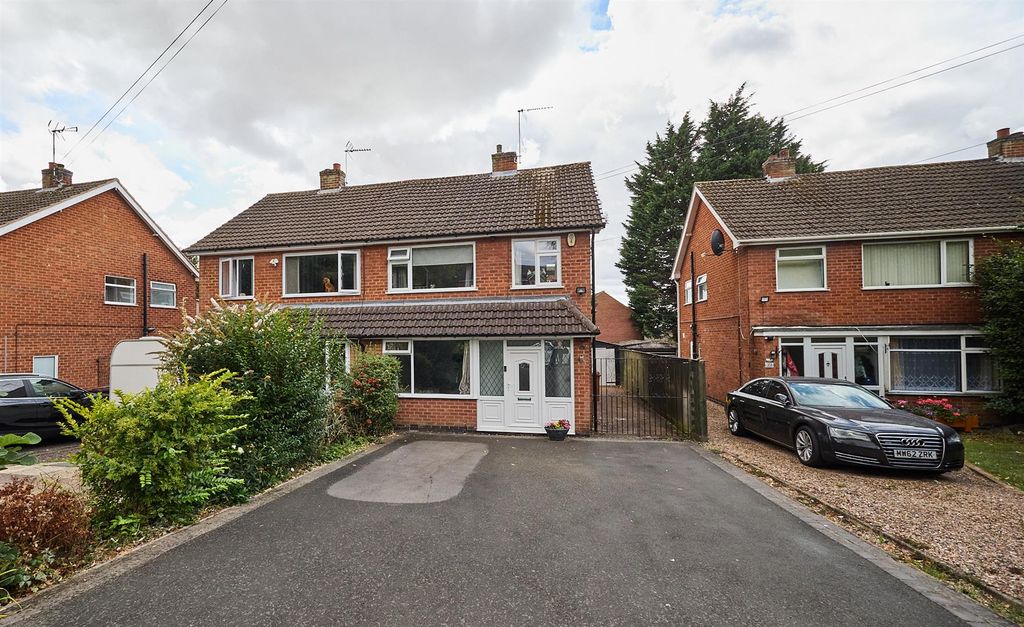 Property photo 1 of 16 Hollycroft Crescent 15.Jpg