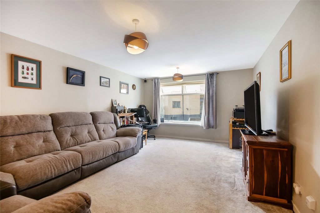 Property photo 2 of 19 Picture No. 21