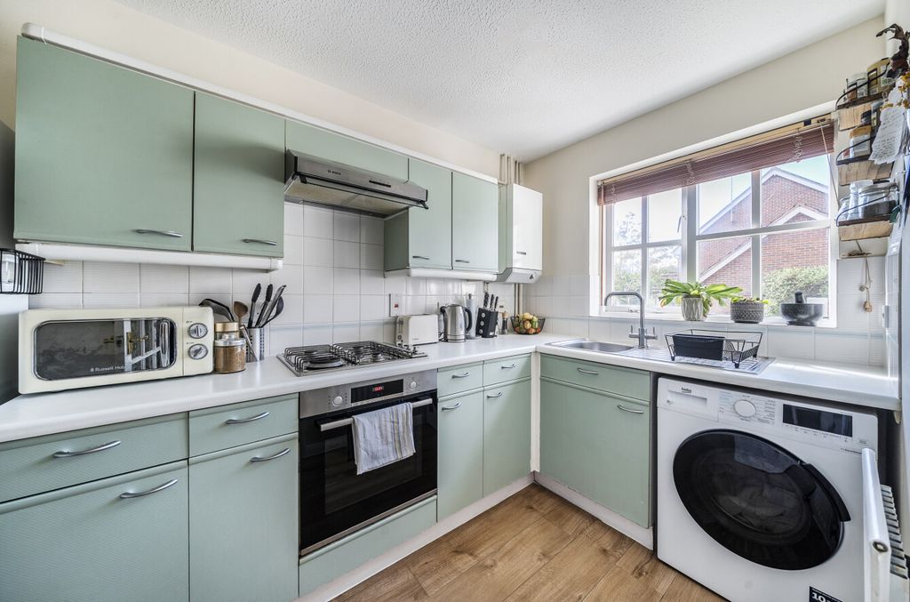 Property photo 2 of 18 1347991-1-68Bed4c...