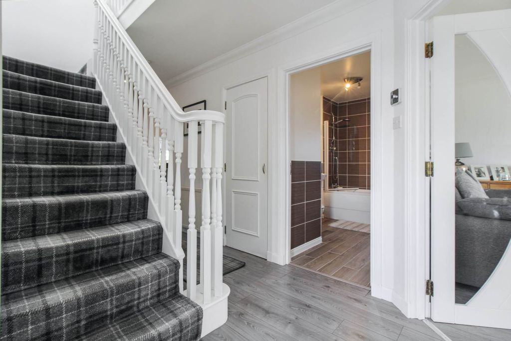 Property photo 2 of 27