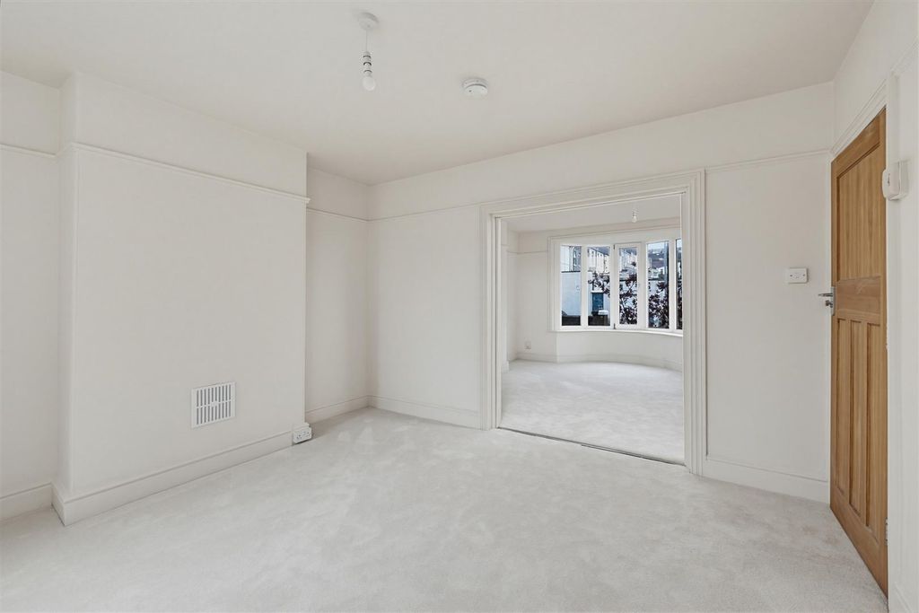 Property photo 3 of 16 Dining/Lounge