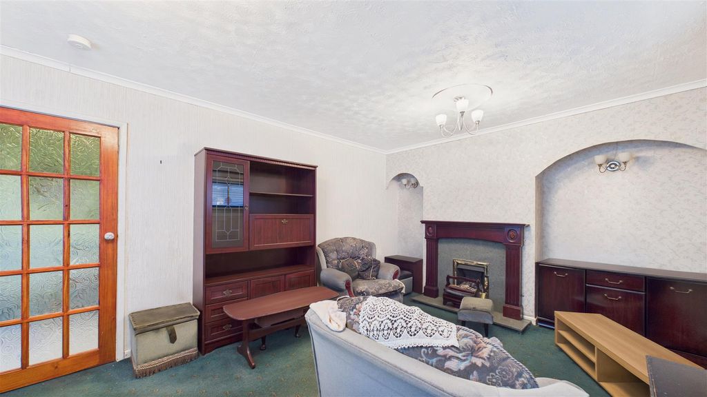 Property photo 3 of 14 Lounge