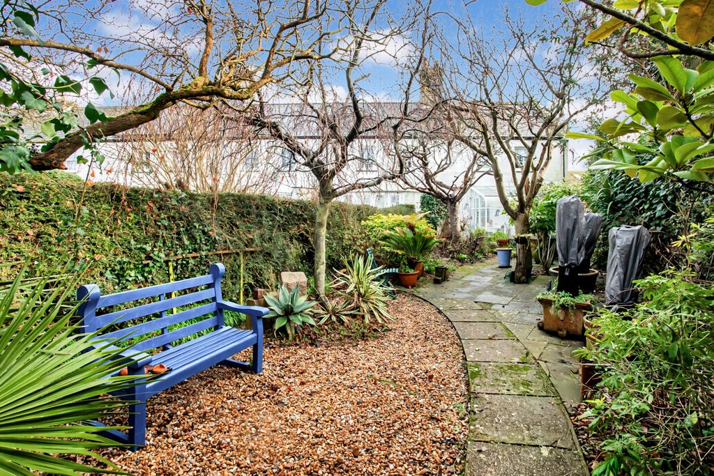 Property photo 2 of 21 Garden