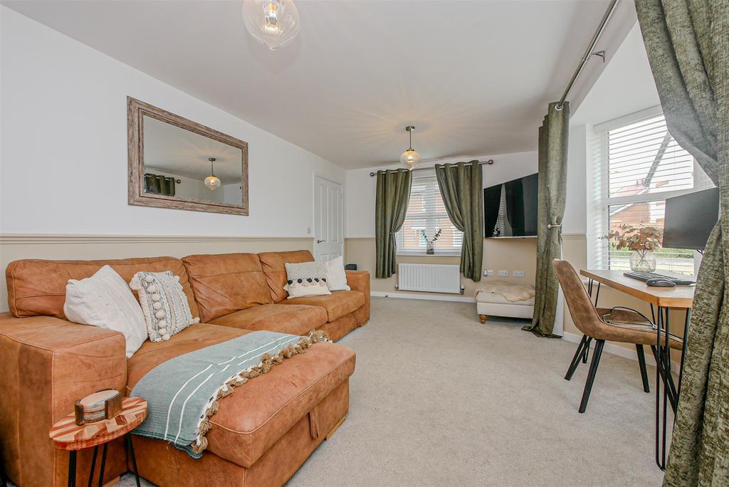 Property photo 2 of 17 Lounge