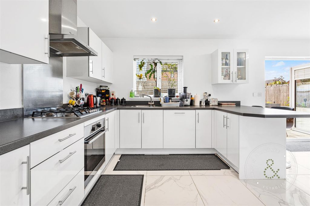 Property photo 2 of 39 Rhodfa Lewis, Old St Mellons (12).Jpg