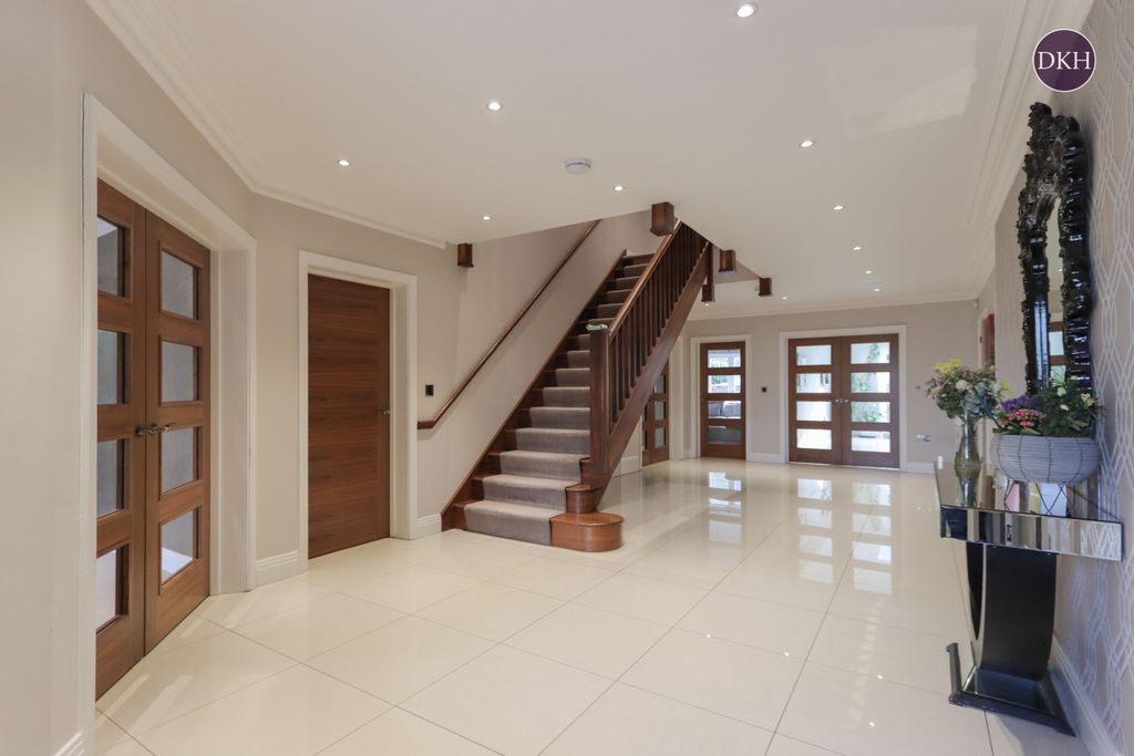 Property photo 2 of 27 Picture No. 32