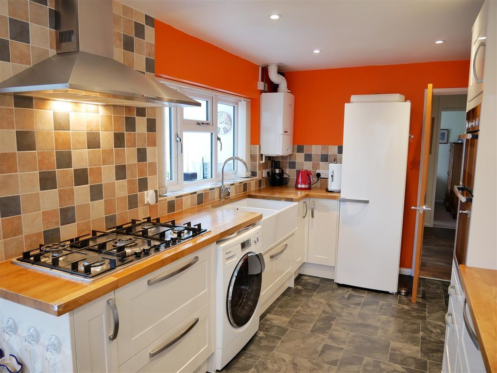 Property photo 2 of 21 Fitted Kitchen
