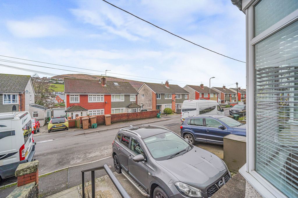 Property photo 2 of 28