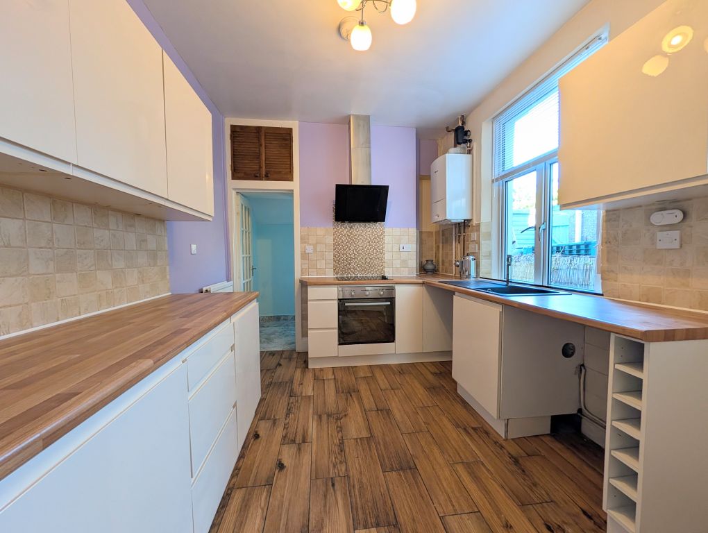 Property photo 2 of 11 Kitchen