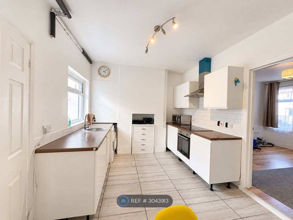 Property photo 1 of 11 Kitchen
