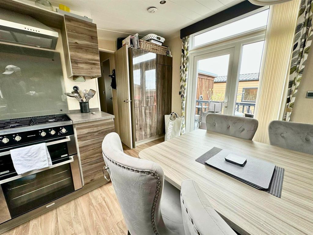 Property photo 3 of 10 Kitchen Diner