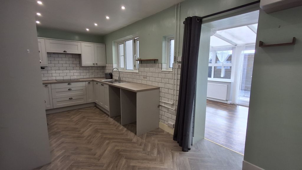 Property photo 3 of 19 Kitchen