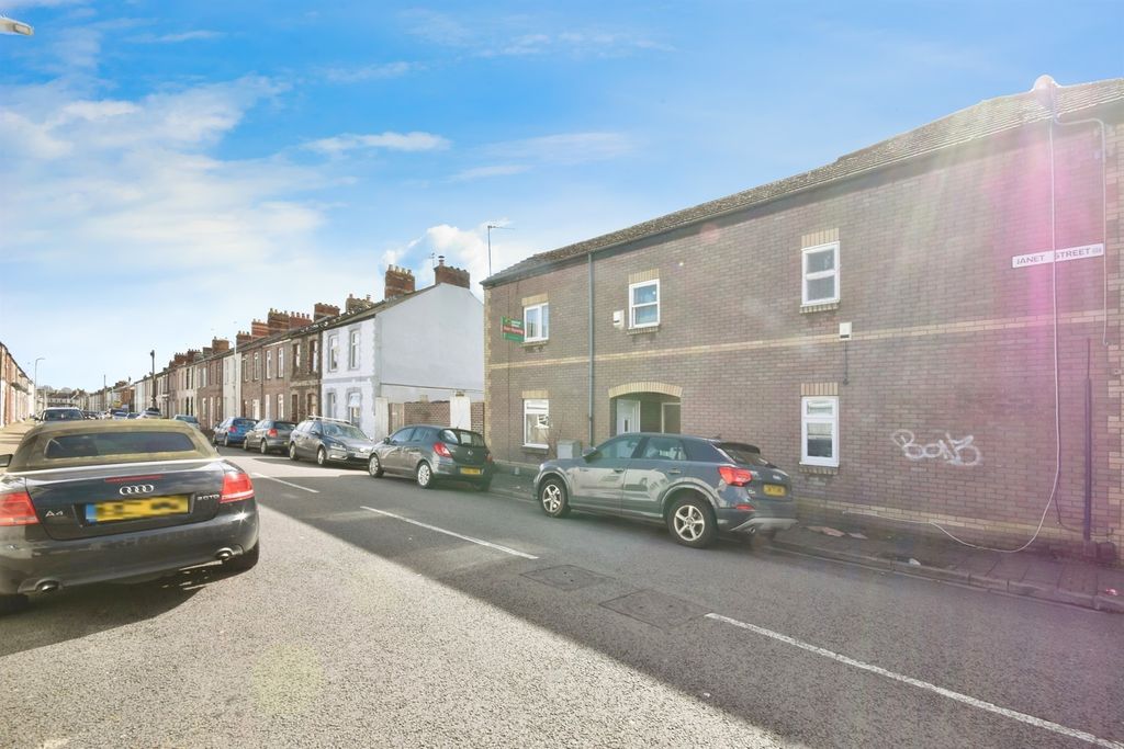 Property photo 1 of 7 Bathroom