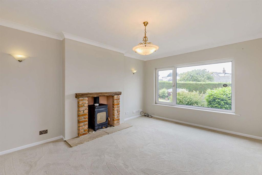 Property photo 2 of 20 8699275-Interior03-800.Jpg