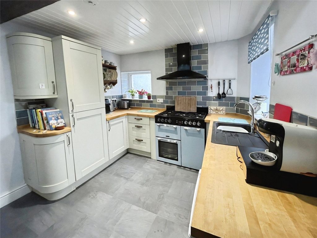 Property photo 2 of 14 Kitchen