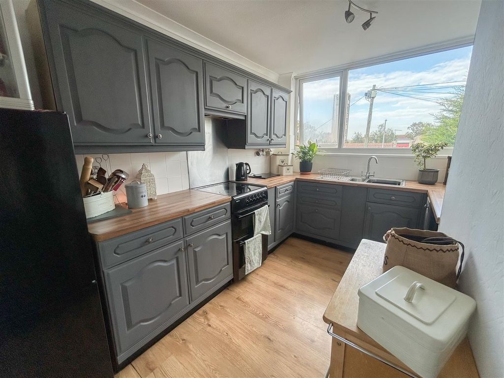 Property photo 3 of 20 Kitchen
