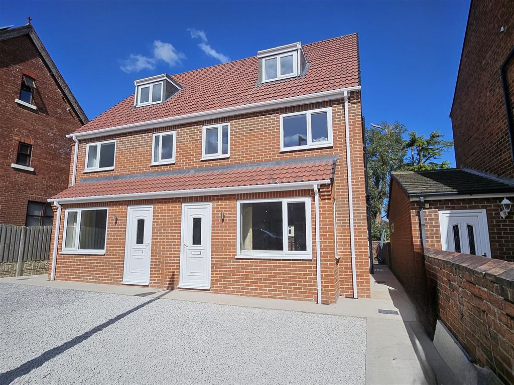 Property photo 1 of 11 Property & Parking