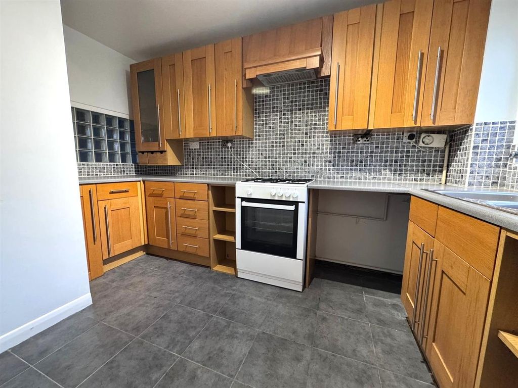 Property photo 3 of 8 Kitchen 2.Jpg