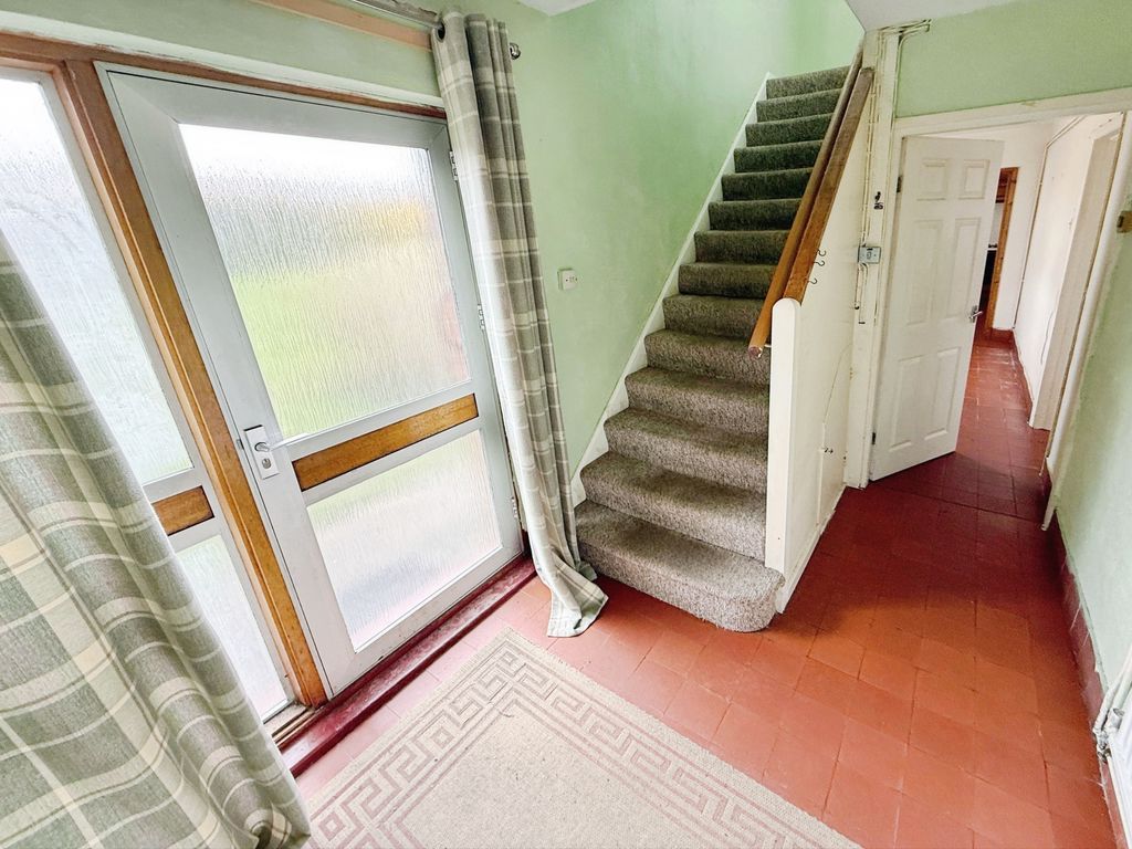 Property photo 3 of 10 Entrance Hall