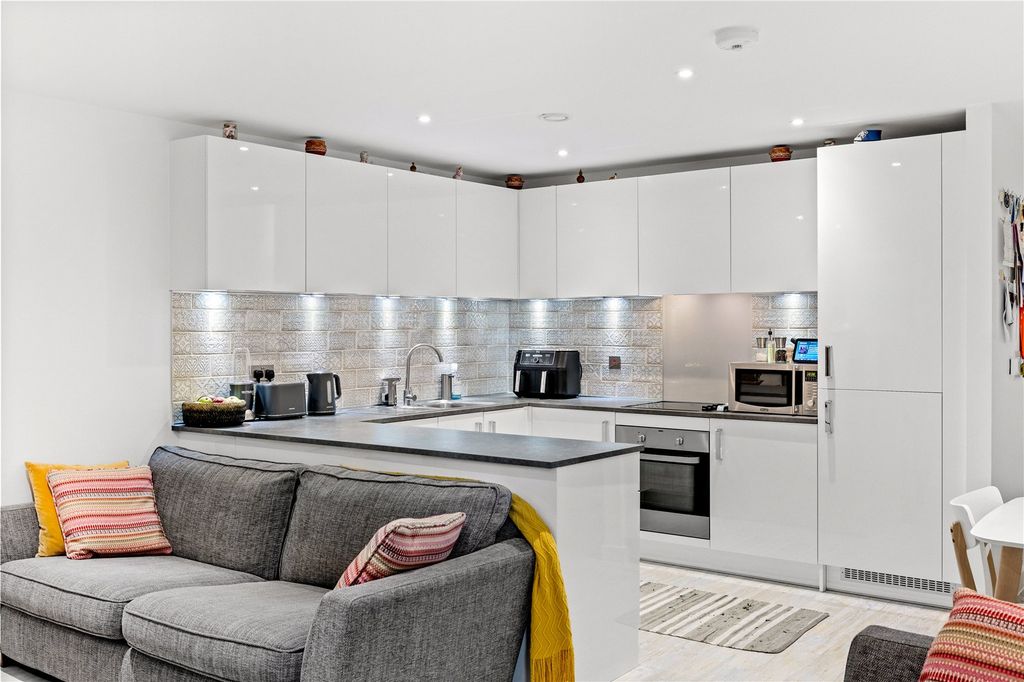 Property photo 2 of 16 Picture No. 12