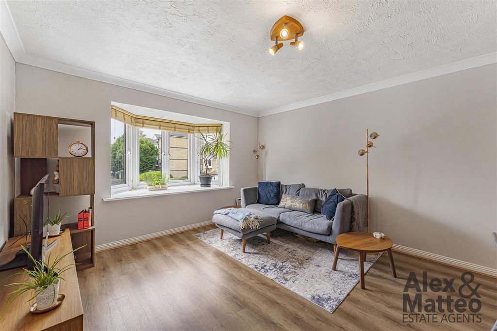 Property photo 2 of 19 Rossetti Road