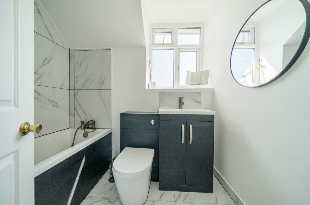 Property photo 3 of 21 1336856-11-689B3d...