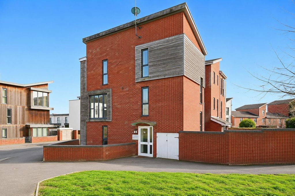Property photo 1 of 9 Oxford Way