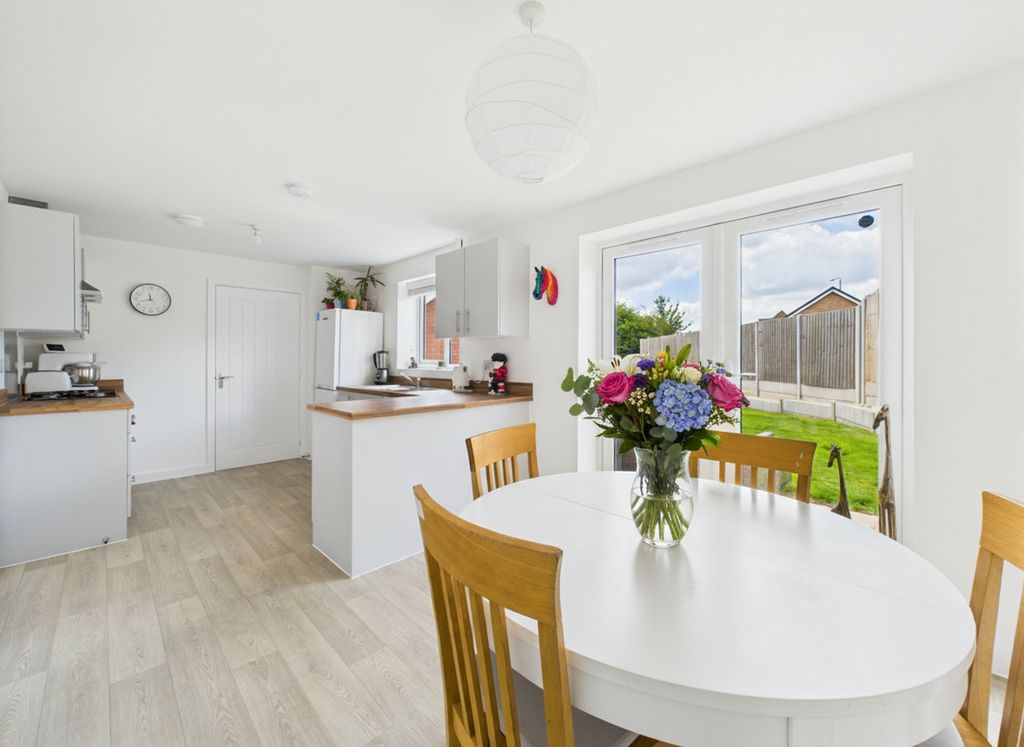 Property photo 2 of 17 Dining Kitchen