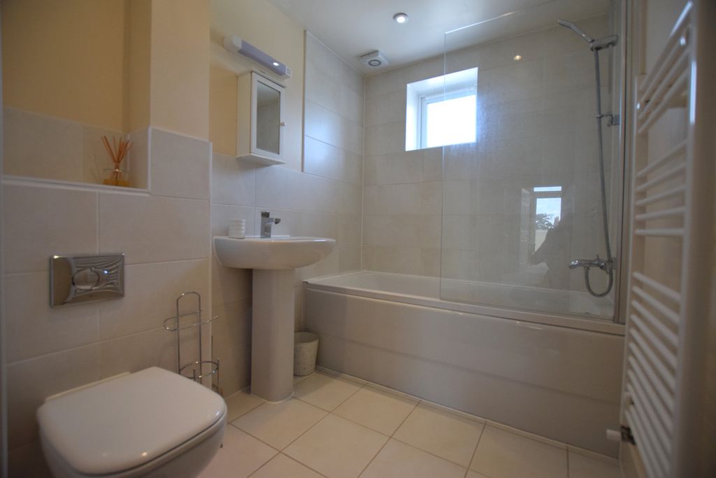 Property photo 2 of 8 Bathroom