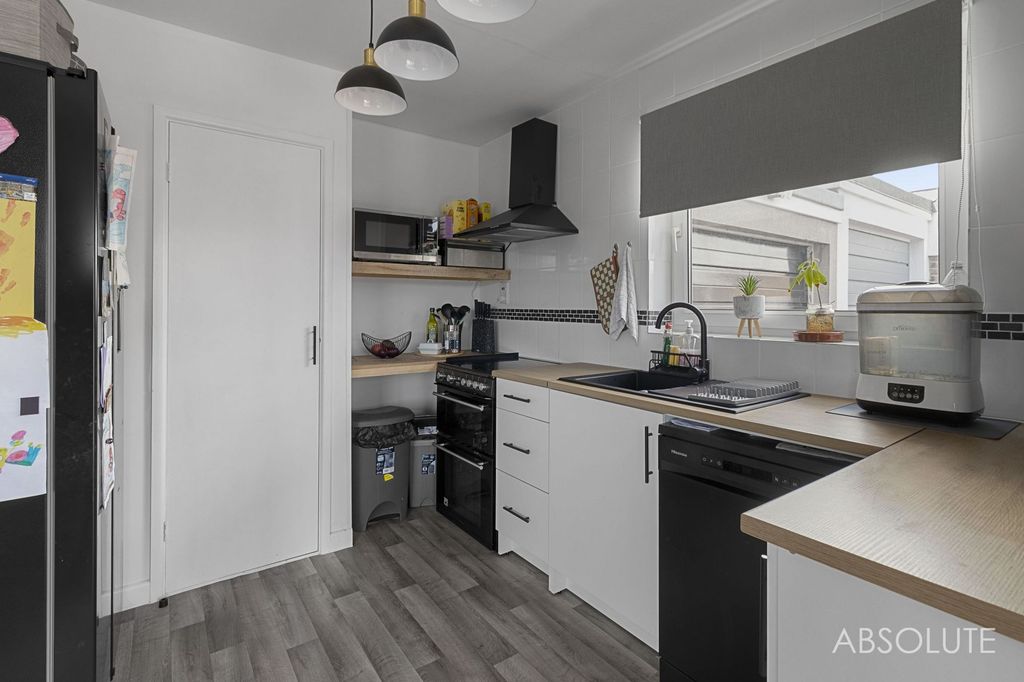 Property photo 3 of 12 Kitchen