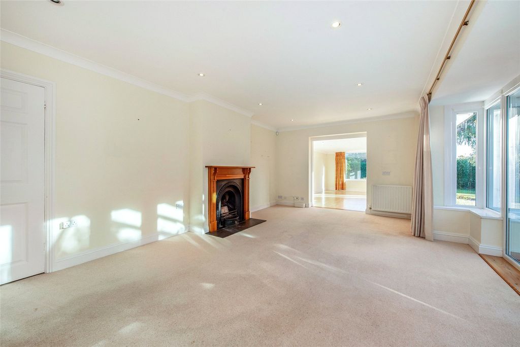 Property photo 2 of 19 Sitting Room