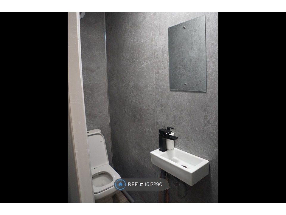 Property photo 2 of 10 Bathroom 1