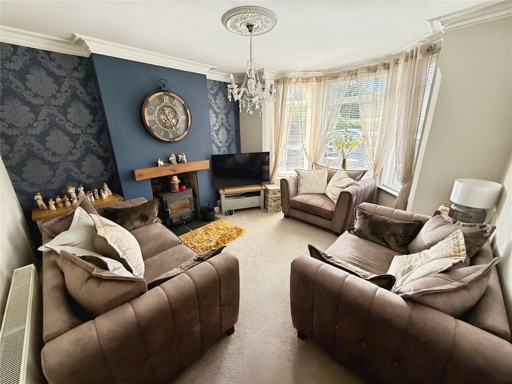 Property photo 3 of 14 Lounge