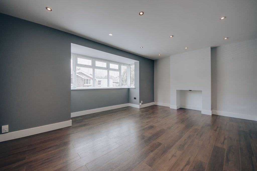 Property photo 3 of 18 Living Room
