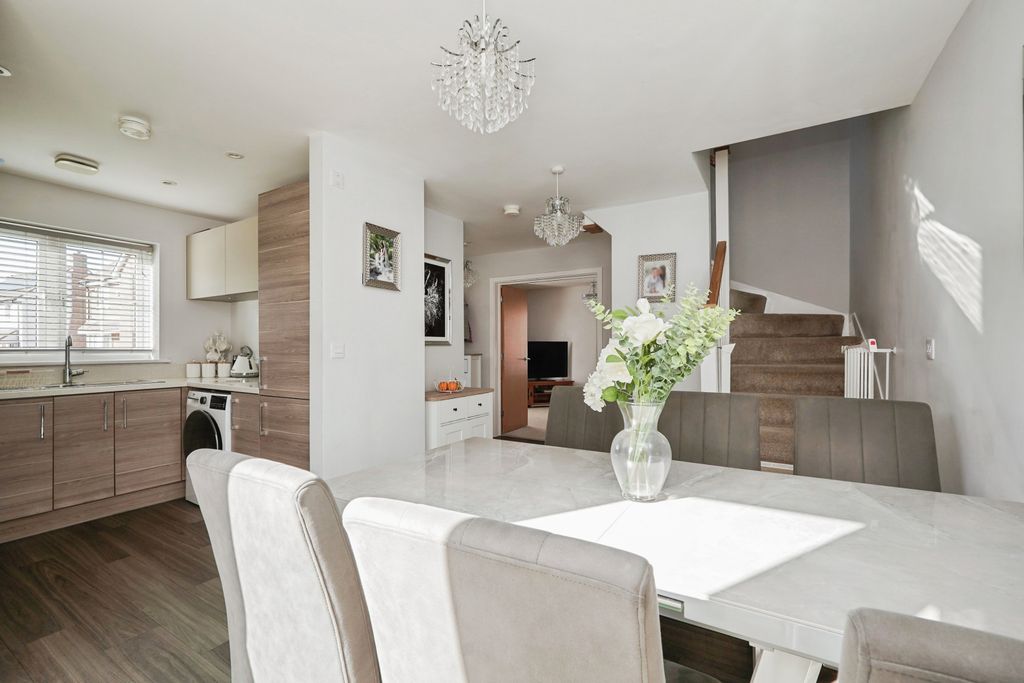 Property photo 3 of 14 Dining Area