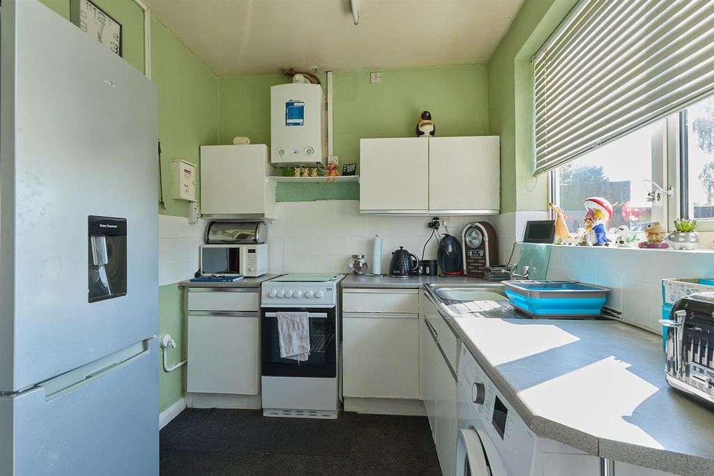 Property photo 2 of 11 Kitchen