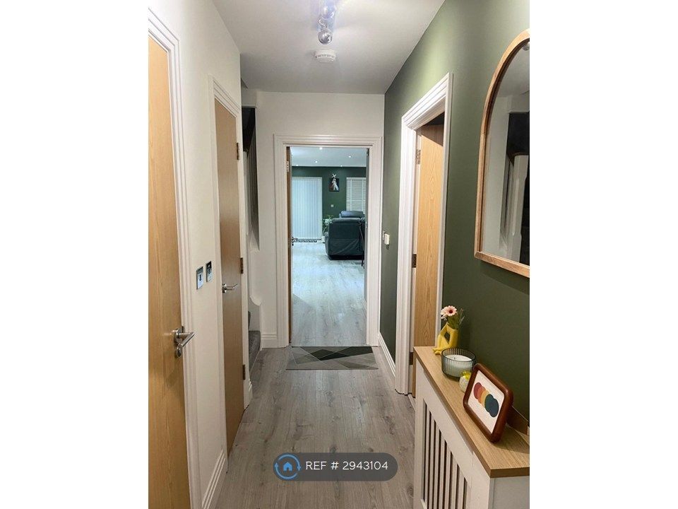 Property photo 2 of 21 Hallway