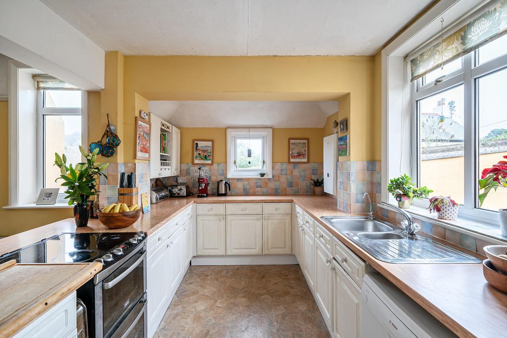 Property photo 2 of 25 Kitchen