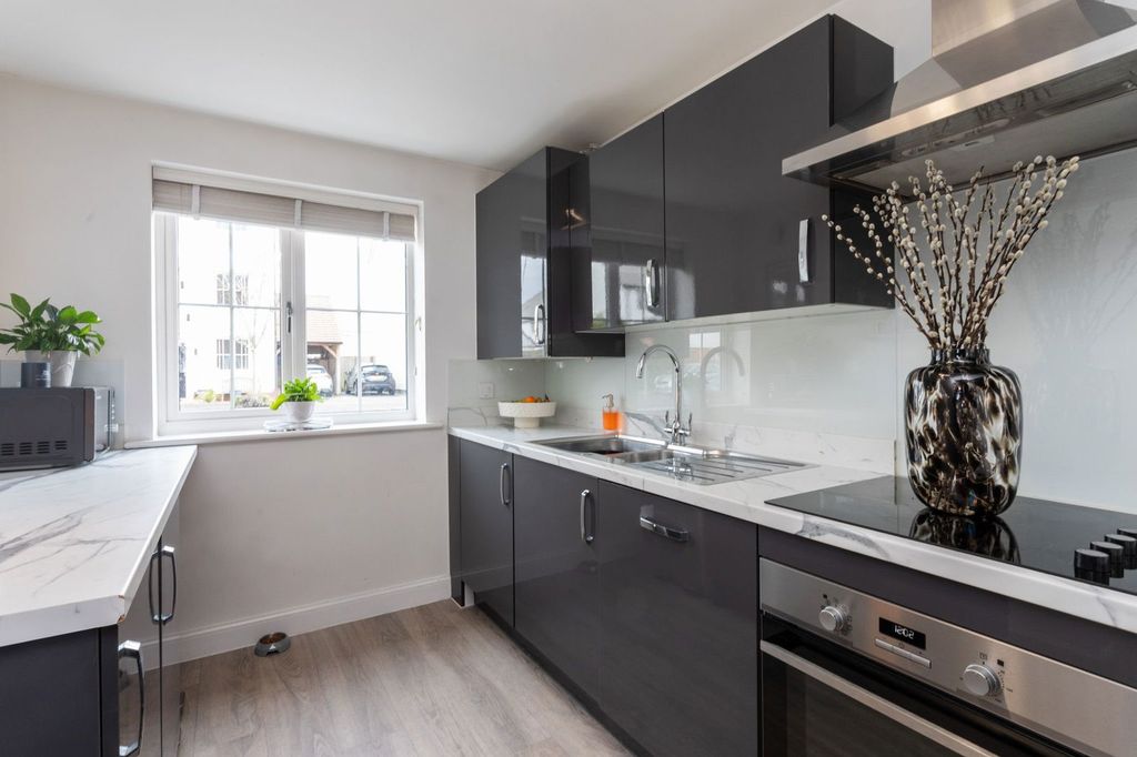 Property photo 2 of 36