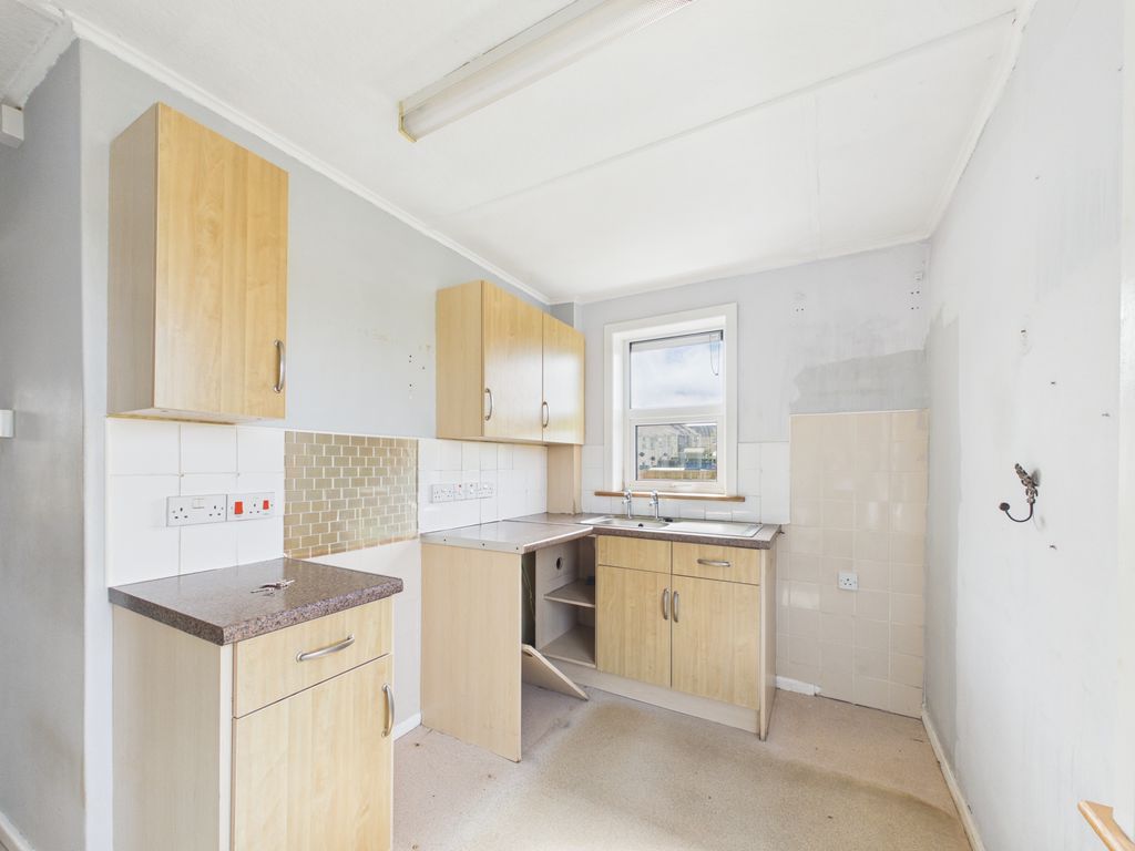 Property photo 3 of 9 Kitchen