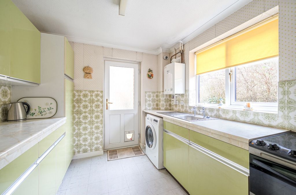 Property photo 3 of 14 1402217-18-697742...