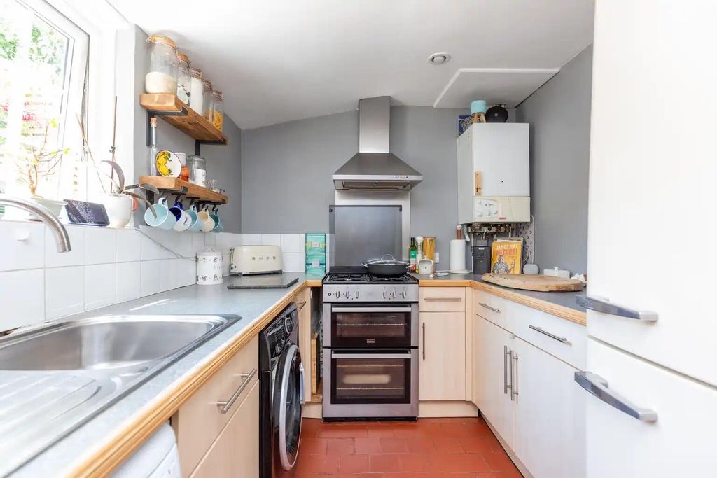 Property photo 3 of 16 Kitchen