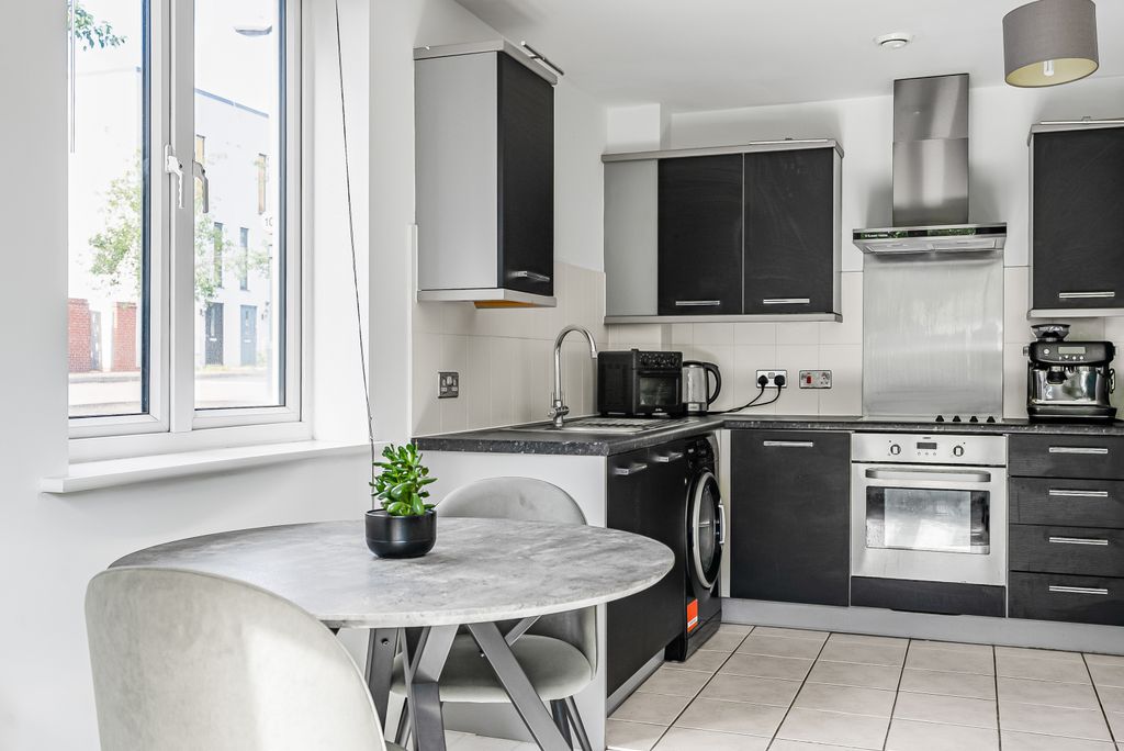 Property photo 3 of 12 Kitchen